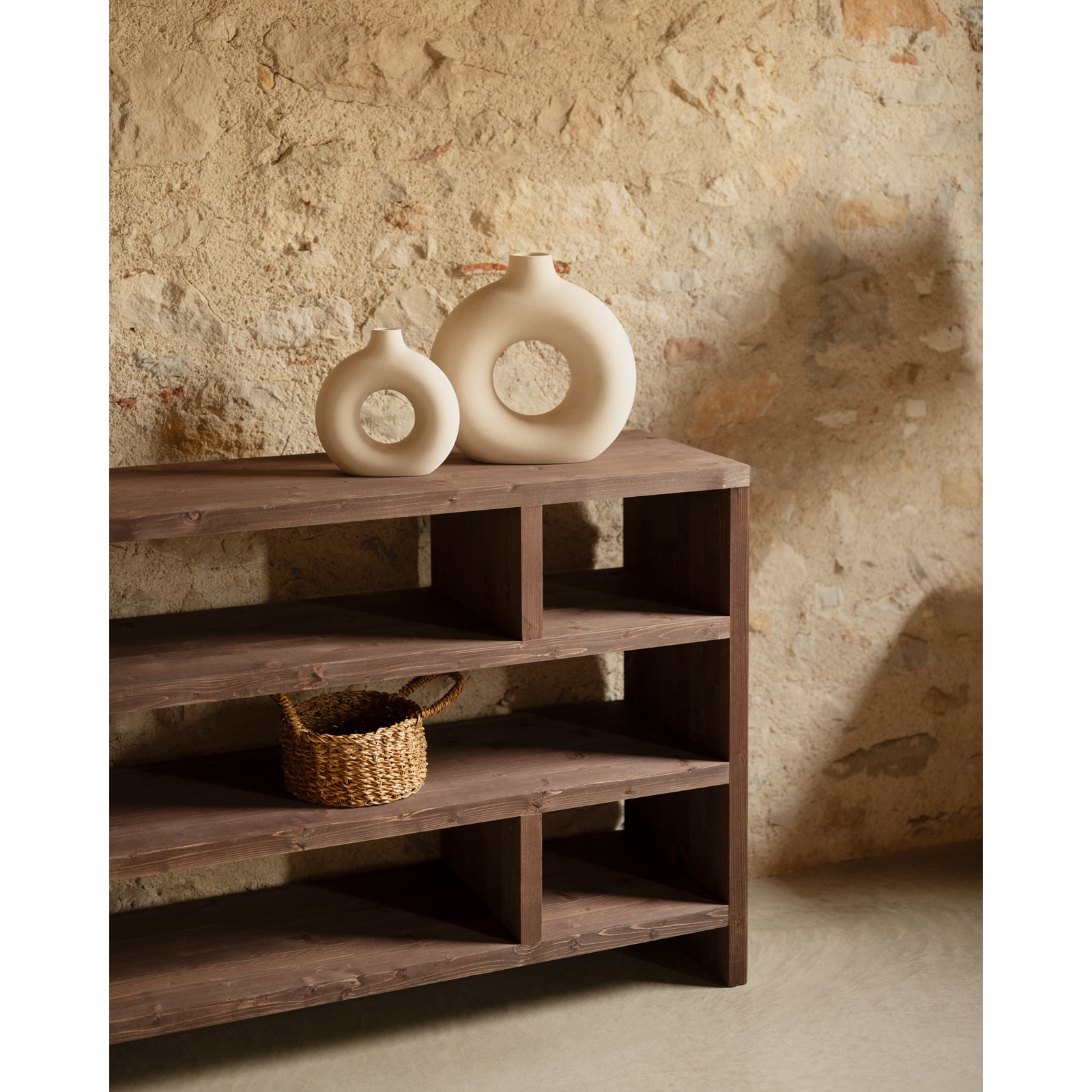 Estantería de madera maciza tono nogal de 80x140cm Alto: 80 Largo: 140 Ancho: 35