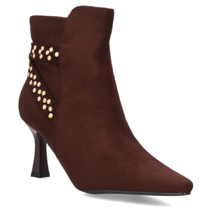 Botines elegantes con tachuelas y tacón fino