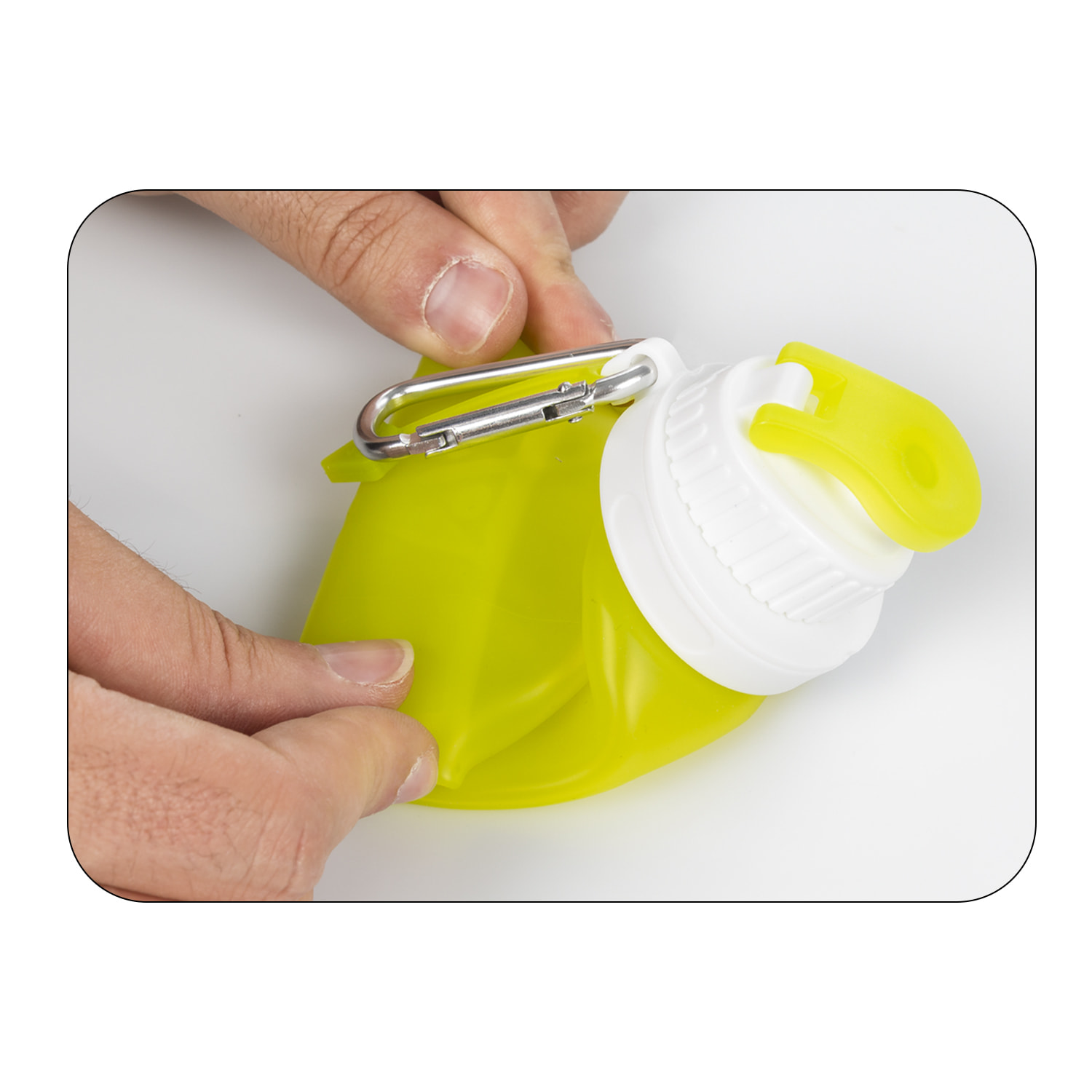 Mini bottiglia pieghevole avvolgibile da 320ml, in silicone per alimenti. Con moschettone.