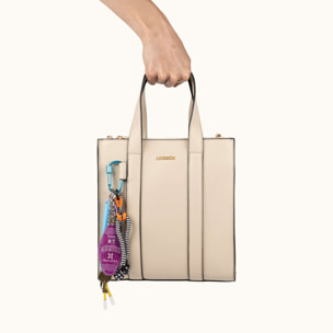 Bolso Crossbody Tote Crema con Charms y Bandolera Logotipada CHARMS CROSSBODY TOTE CREAM