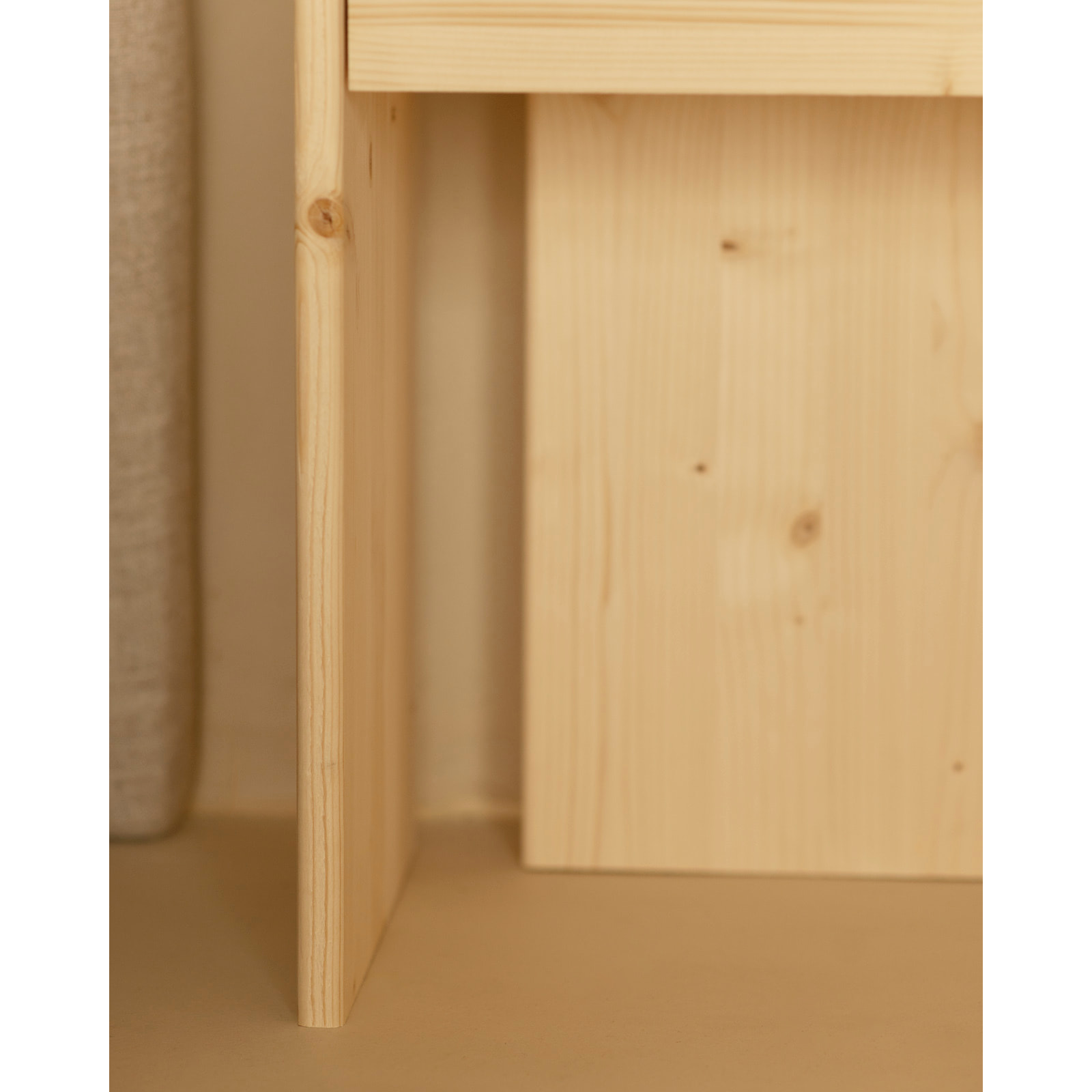 Table de chevet en bois massif en ton naturel de 50x42cm Hauteur: 50 Longueur: 42 Largeur: 27