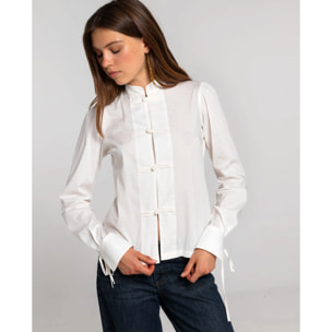 Blusa cruda con cuello mao y 4 alamares de mujer