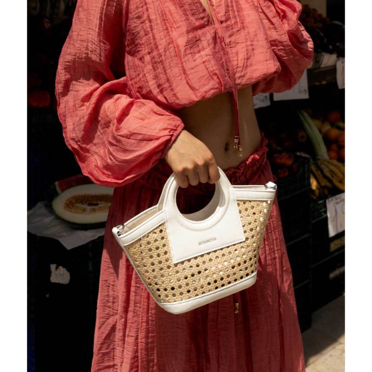 Bolso de mano beige pequeño con rejilla de mimbre