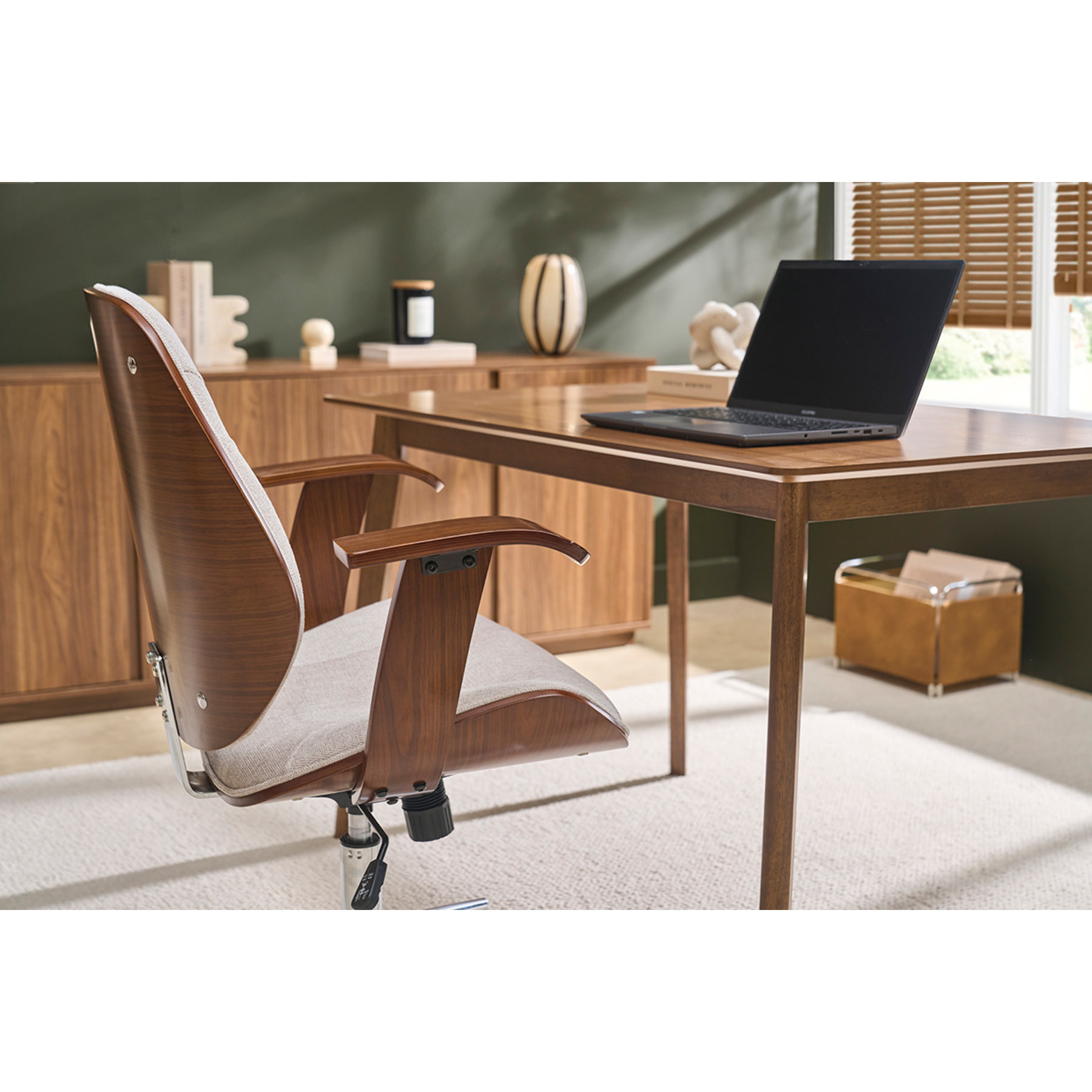 Chaise de bureau à roulettes design en tissu effet velours texturé beige, bois foncé et acier chromé YORKE