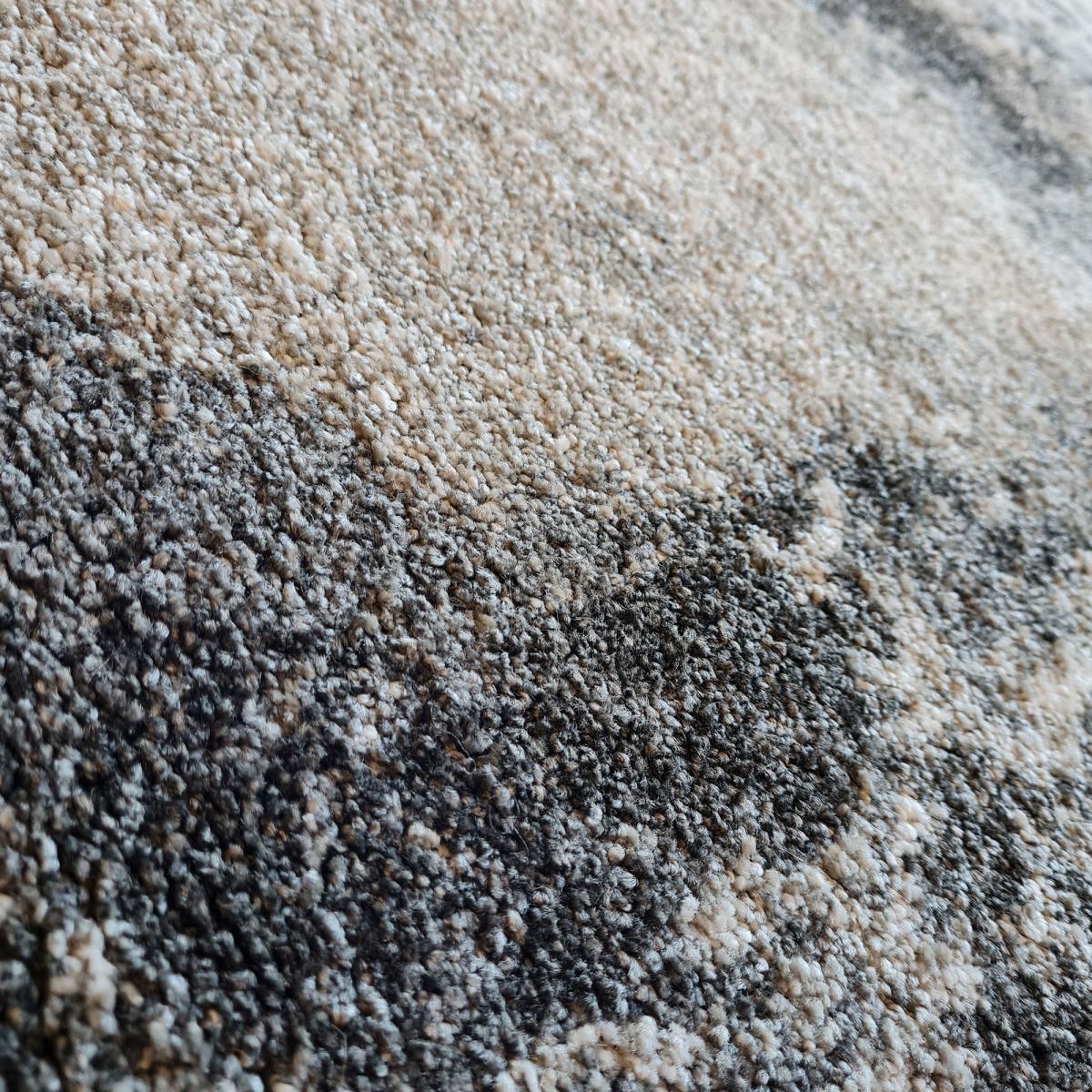 tapis moderne gris et taupe aux motifs abstraits