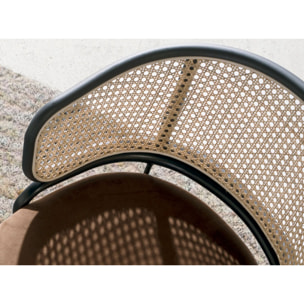 Silla Angel Cerdá giratoria con reposabrazos tapizada en tela aterciopelada en marrón y respaldo de rattán en natural con estructura y patas en acero inoxidable en negro 56x53x74cm