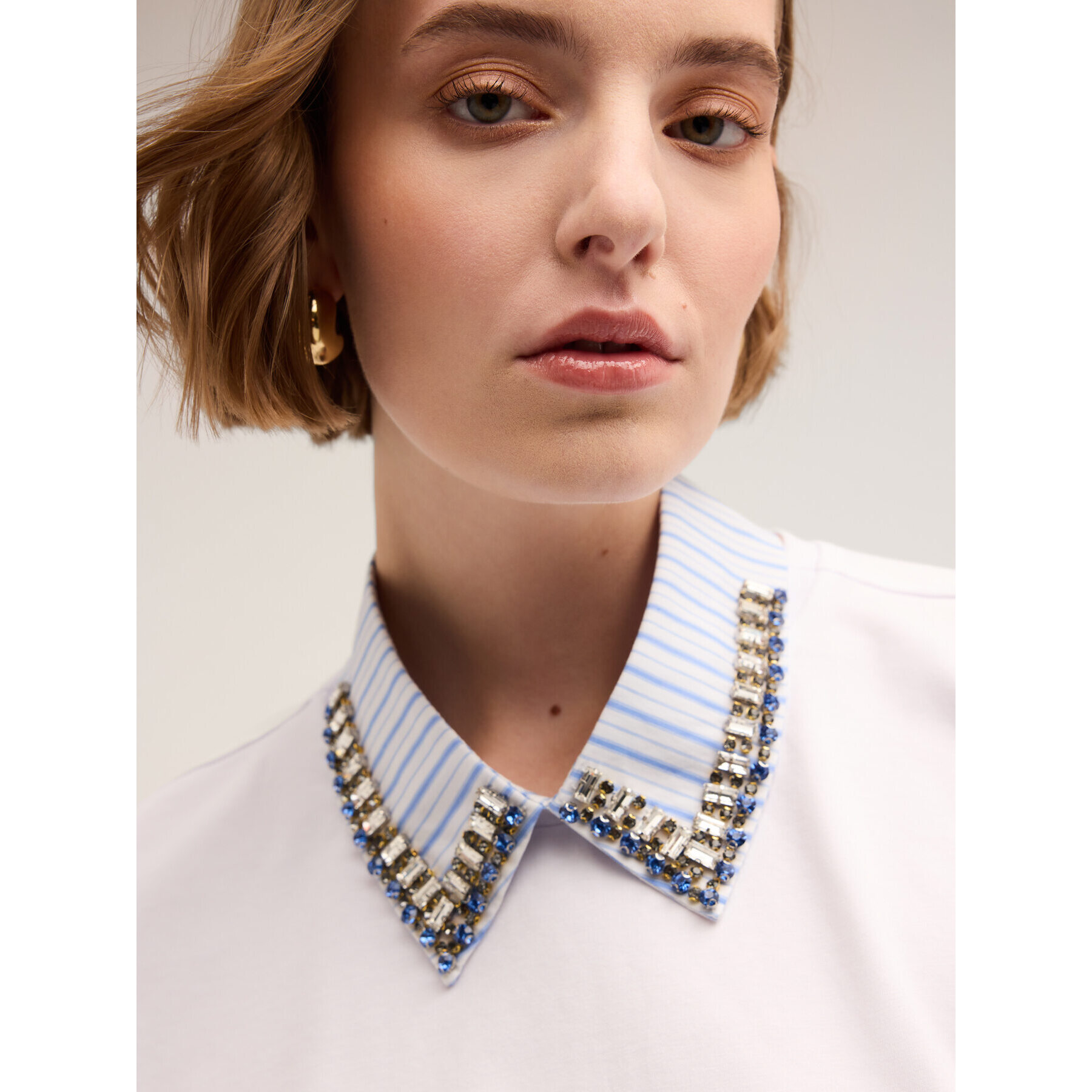 Motivi - Camiseta con cuello bordado con piedras - Blanco