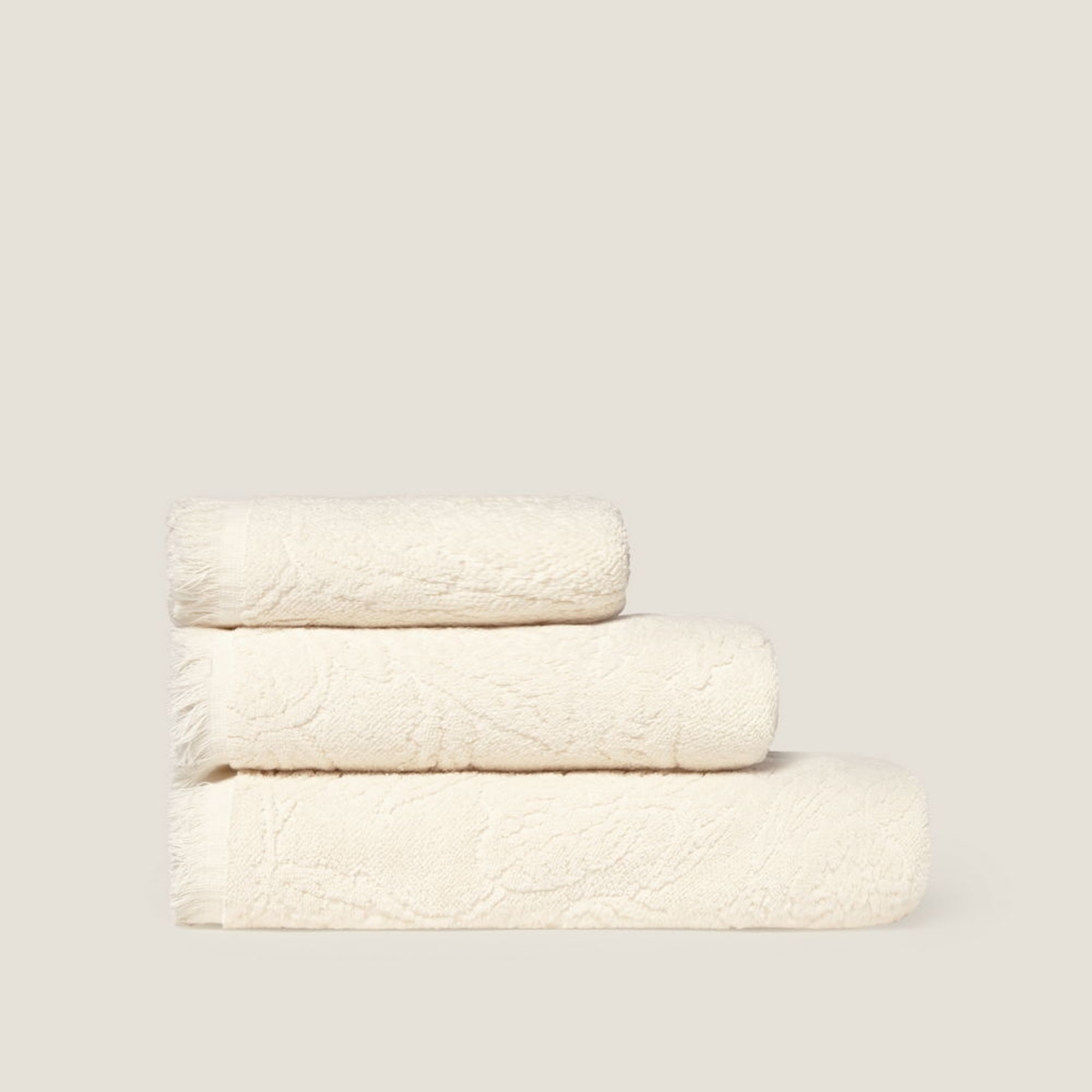 Toalla de baño de rizo jacquard floral Floju color marfil crudo 100% Algodón