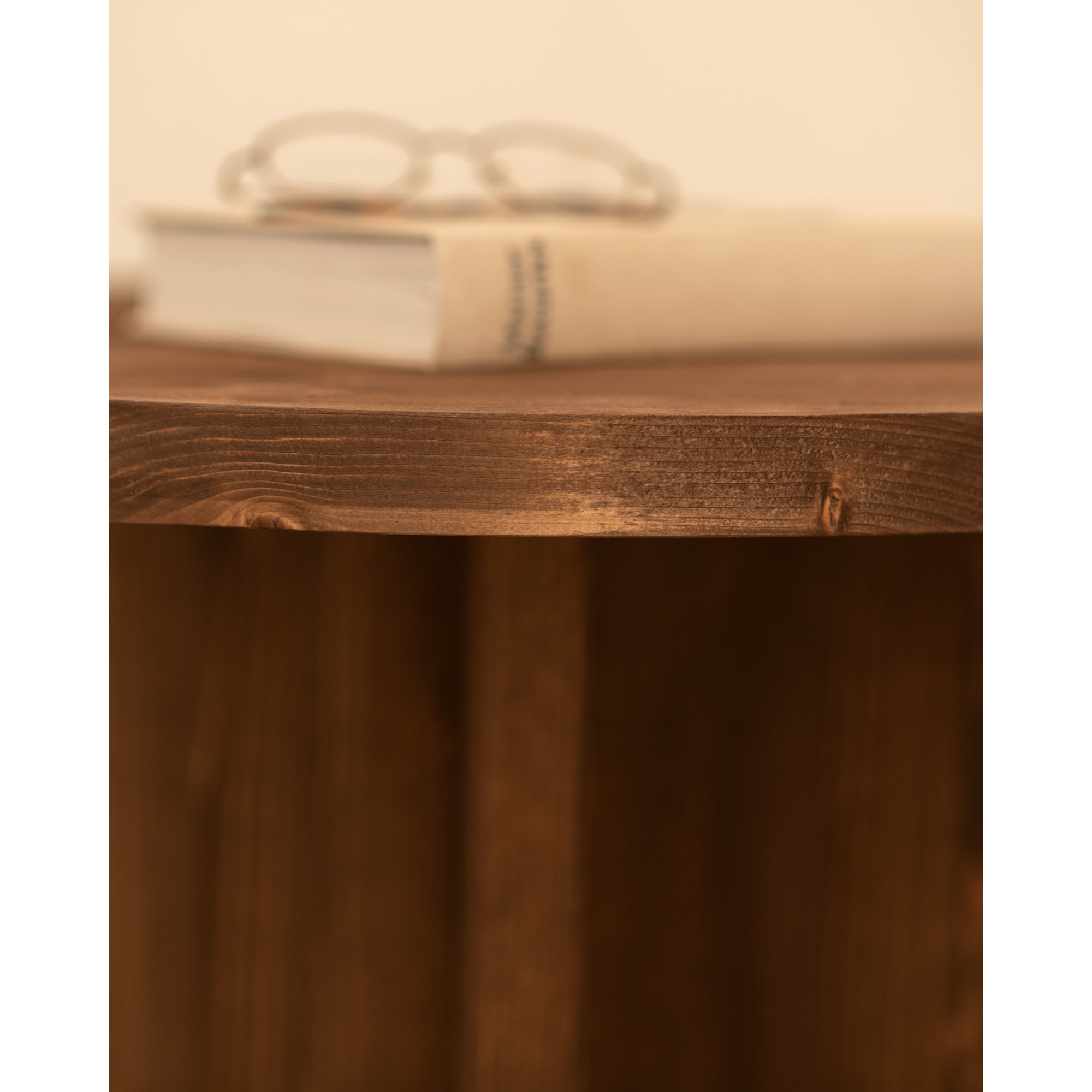 Table basse ronde en bois massif ton noyer en différentes tailles