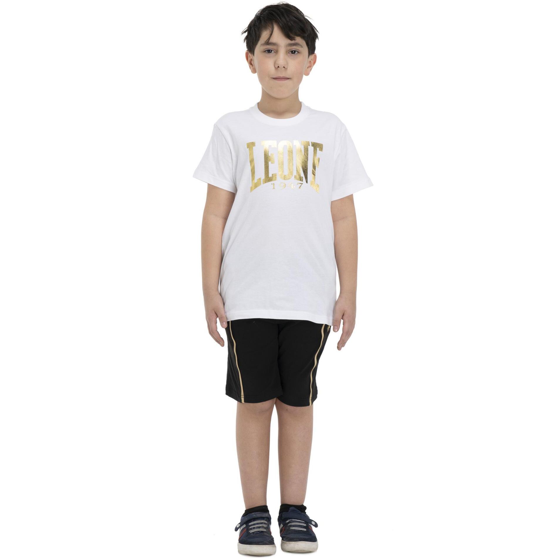 Traje infantil dorado.