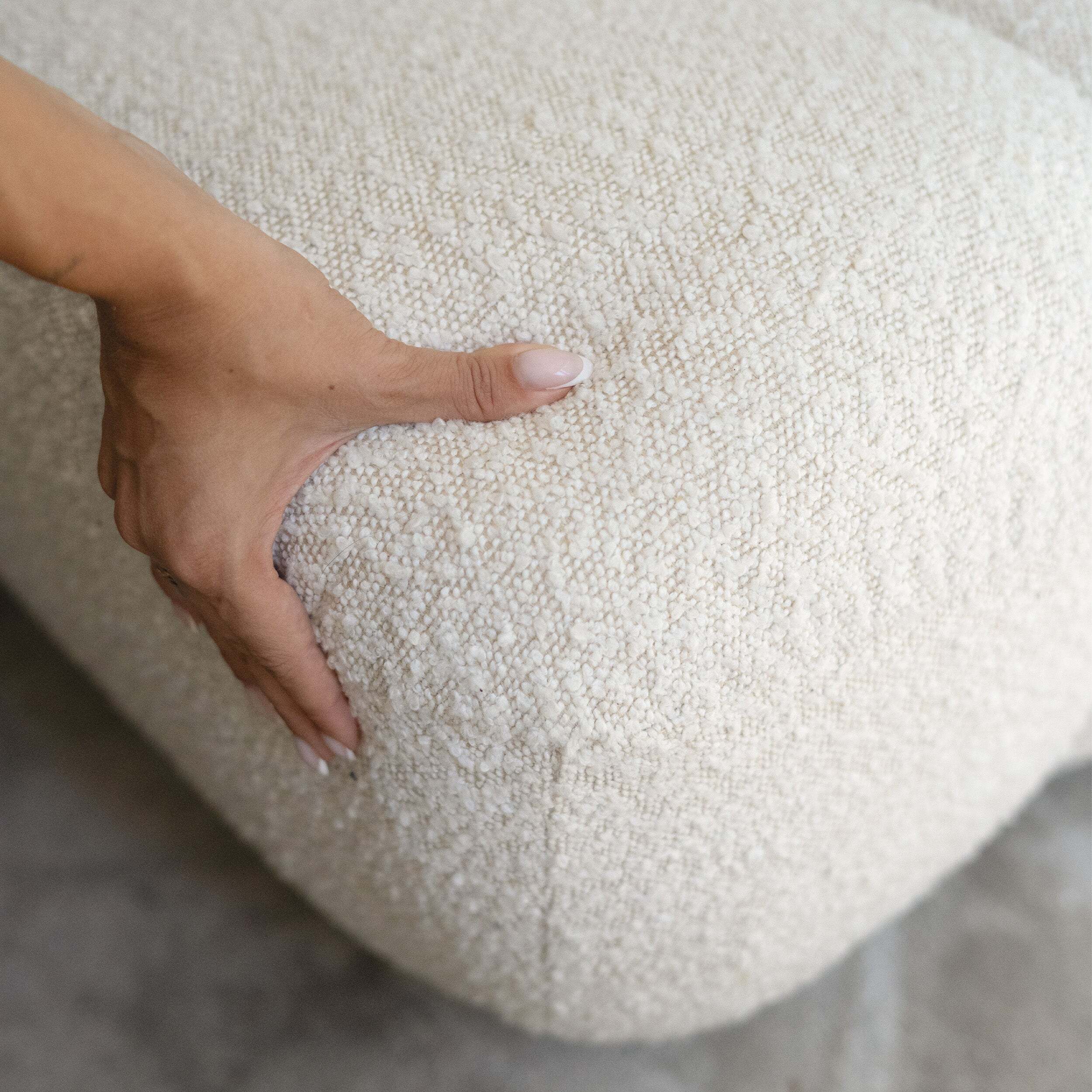 Ensemble fauteuil et pouf en tissu bouclé blanc - Teddy