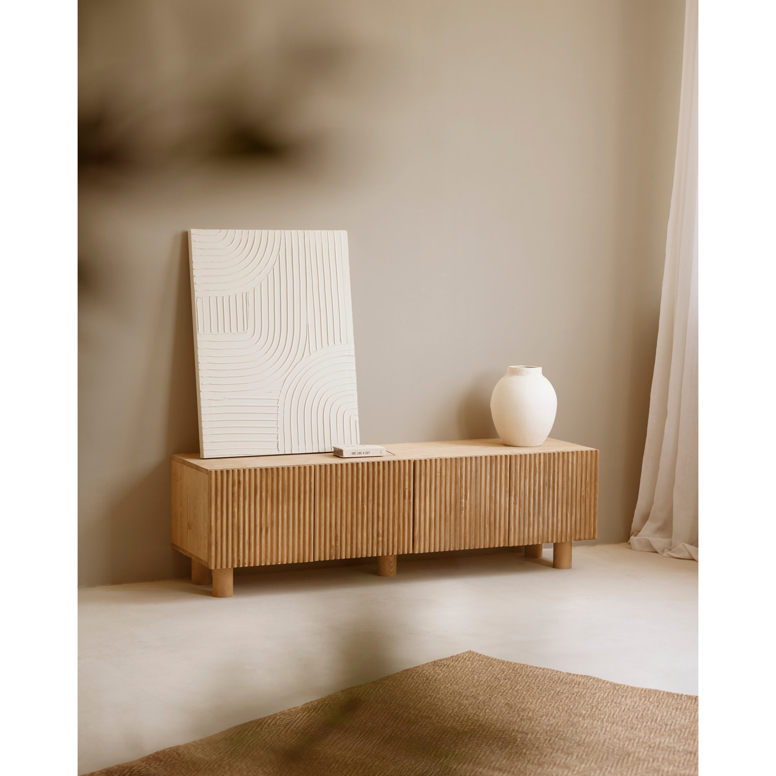 Mueble TV de madera de abeto y pino en tono roble medio 152x42cm Alto: 45.5 Largo: 152 Ancho: 42