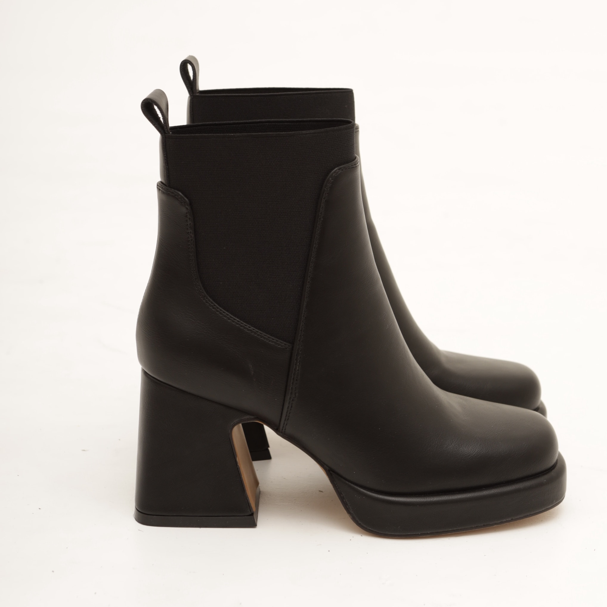 STIVALETTO ELASTICO E PLATEAU NERO