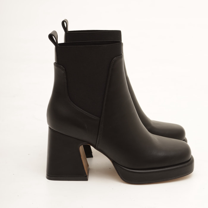 STIVALETTO ELASTICO E PLATEAU NERO