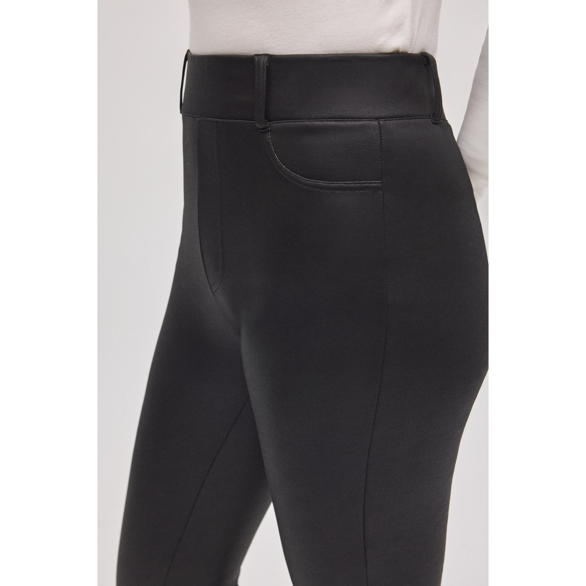 Pantaloni termici svasati effetto pelle elasticizzata nera