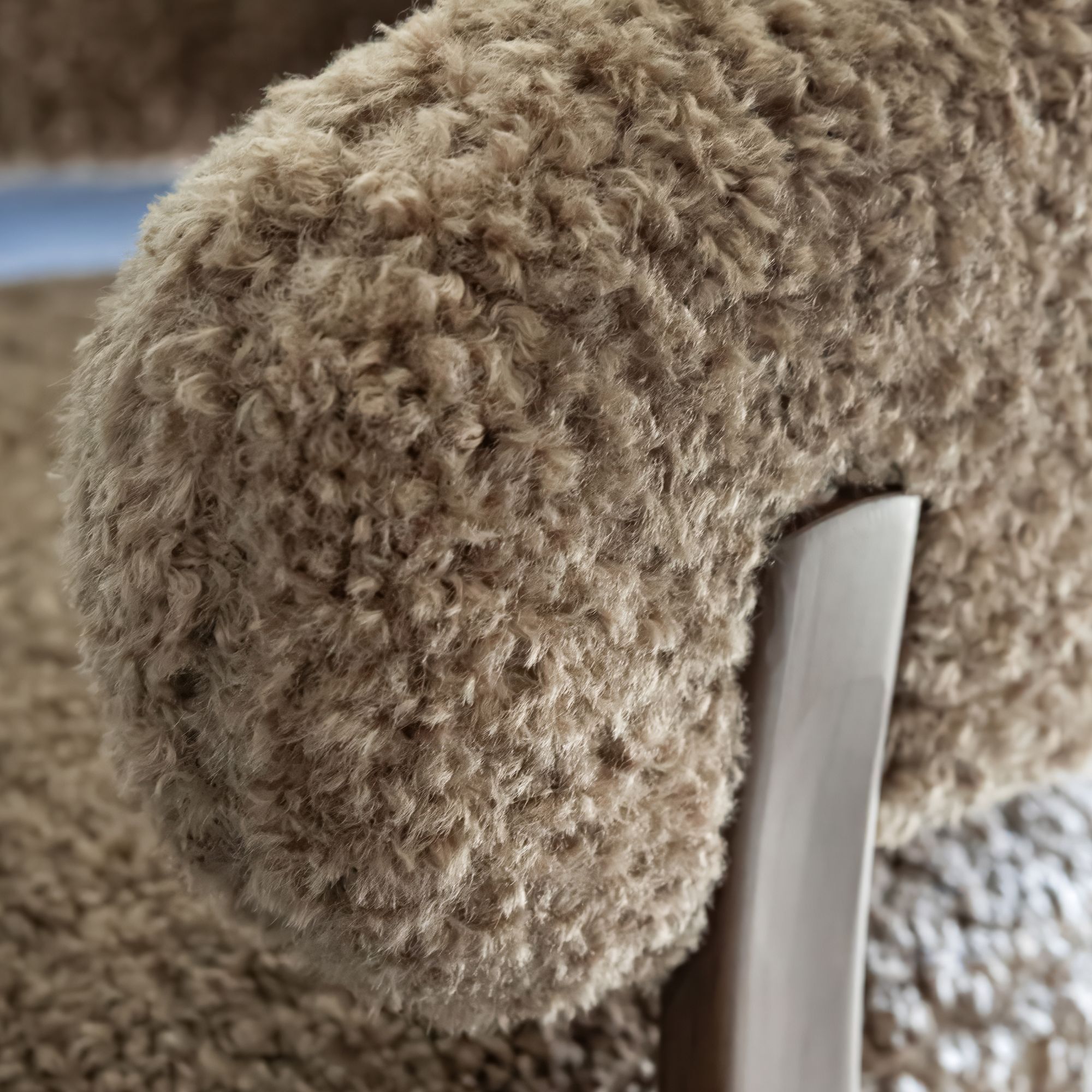 Fauteuil arrondi en tissu chenille effet fourrure latte NOUBIA