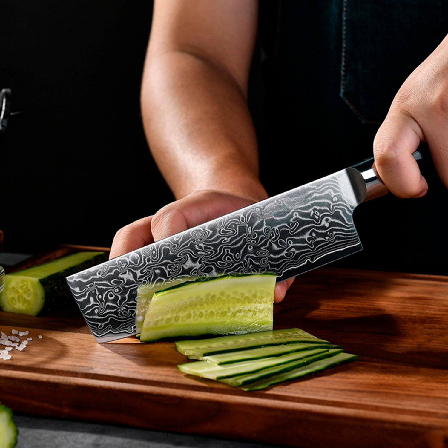 Set de cuchillos de cocina 8 en 1 estilo Damasco con diseño elegante y mango de madera negra con extremos de acero.