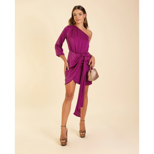 Vestido corto asimétrico con falda drapeada.