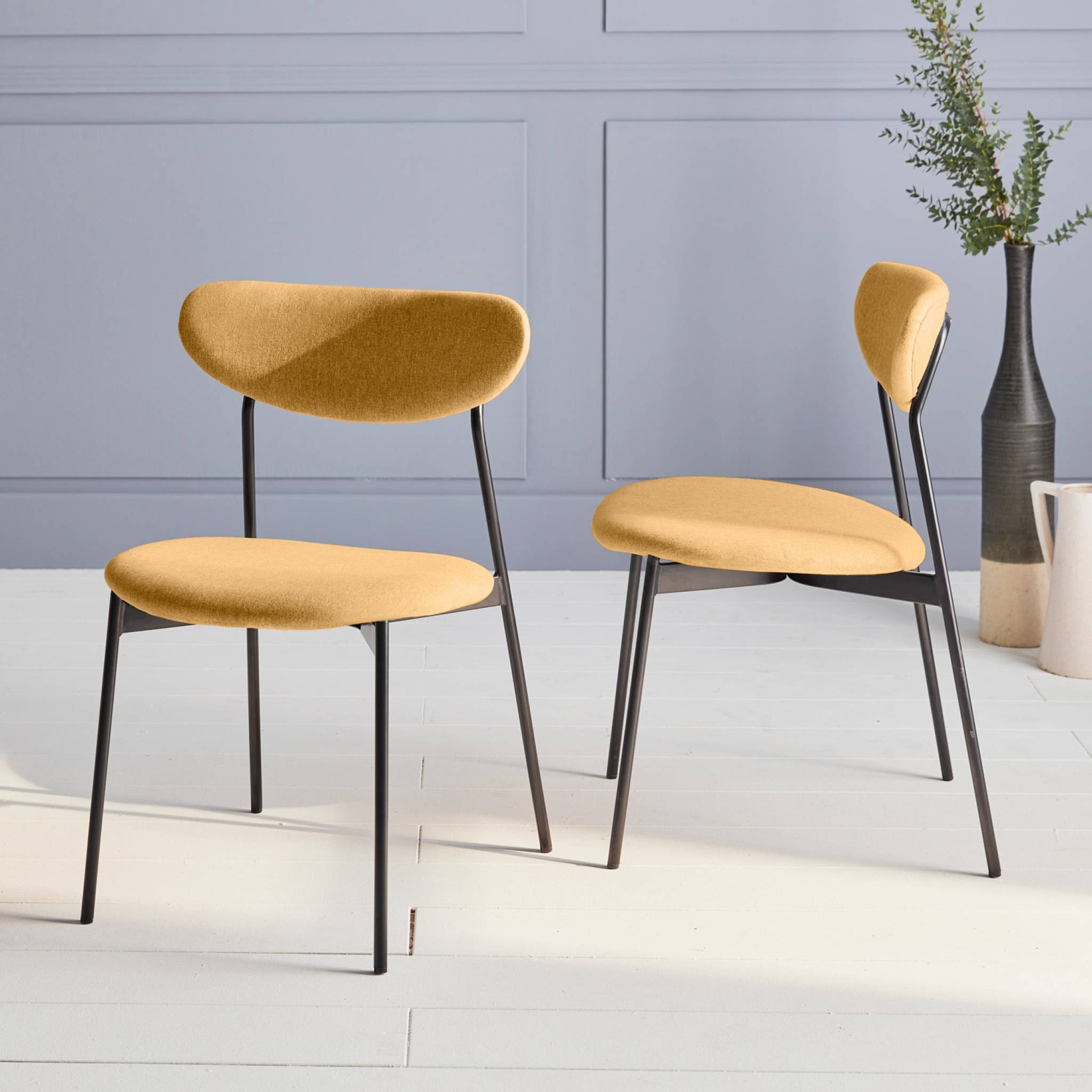 Lot de 2 chaises - Arty - scandinaves et vintage. assise et dossier moutarde. pieds en acier