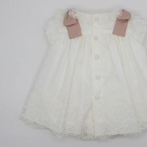 Vestido bordado de tul avalorio. Puntilla en el cuello y en las sisas, manga corta abullonada.