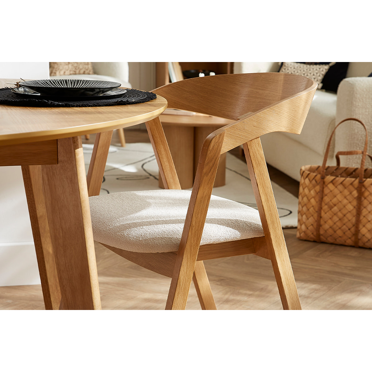 Chaises scandinaves empilables en bois clair chêne et tissu effet laine bouclée blanc cassé (lot de 2) LOVA