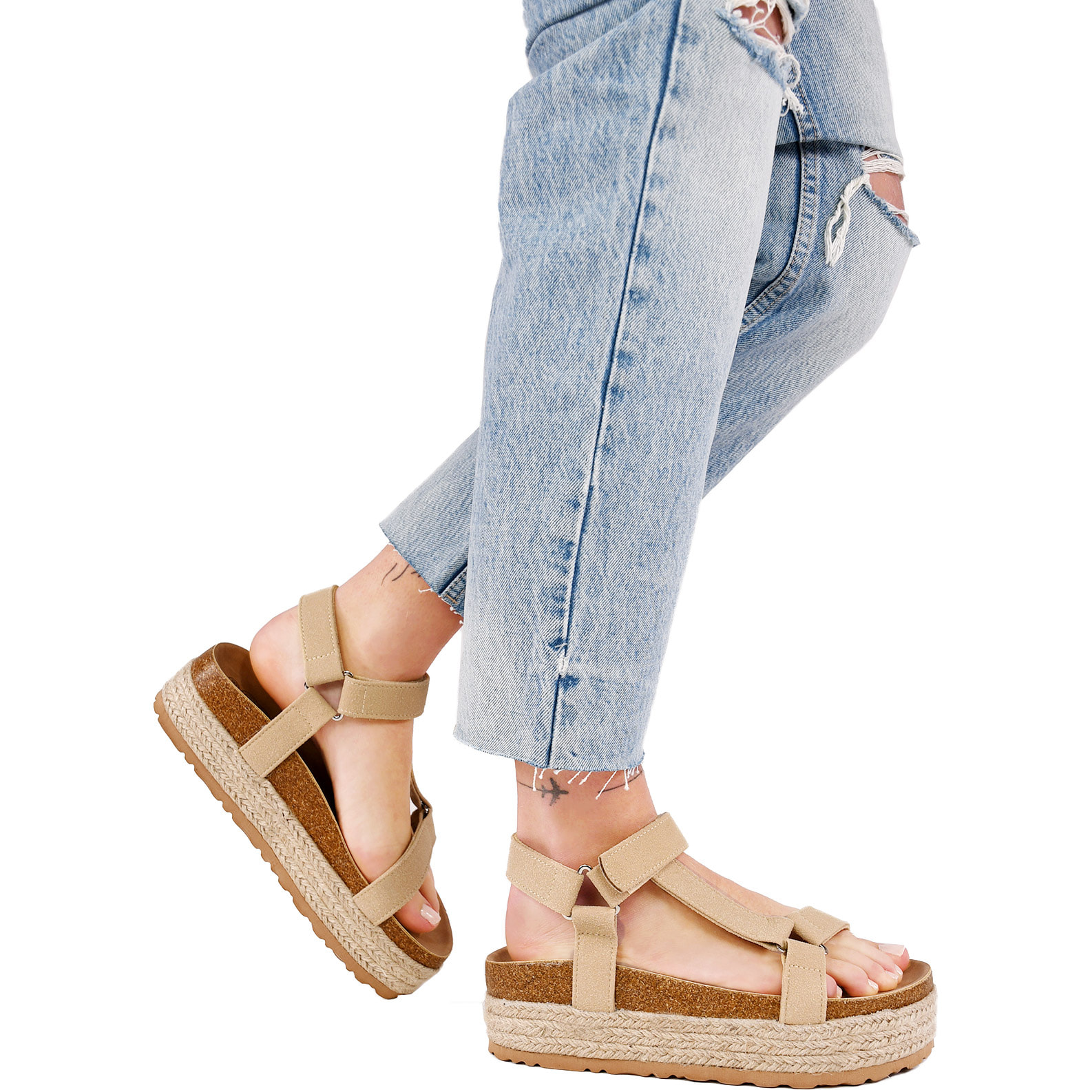 Sandalias deportivas beige con suela de corcho y plataforma