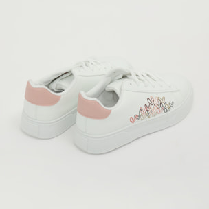 Sneakers in simil pelle con ricamo laterale
