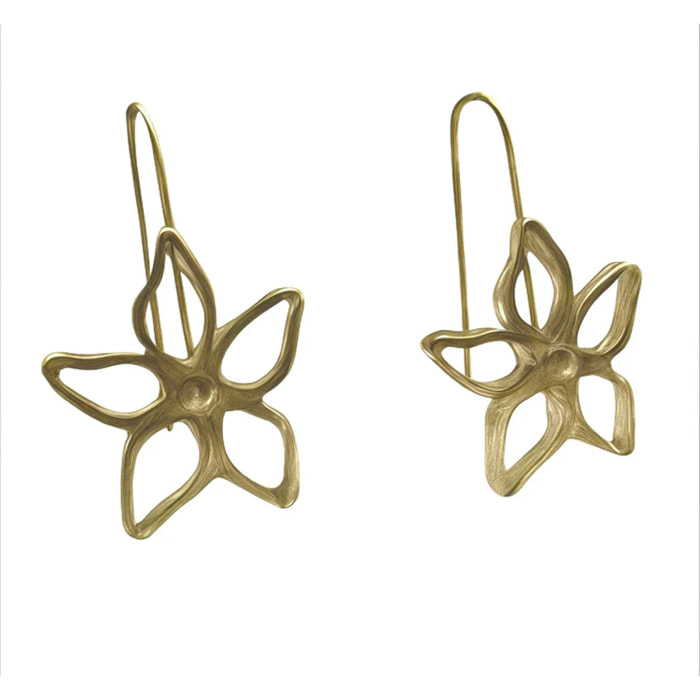 Pendiente gancho Irregular Blom en dorado chapado latón