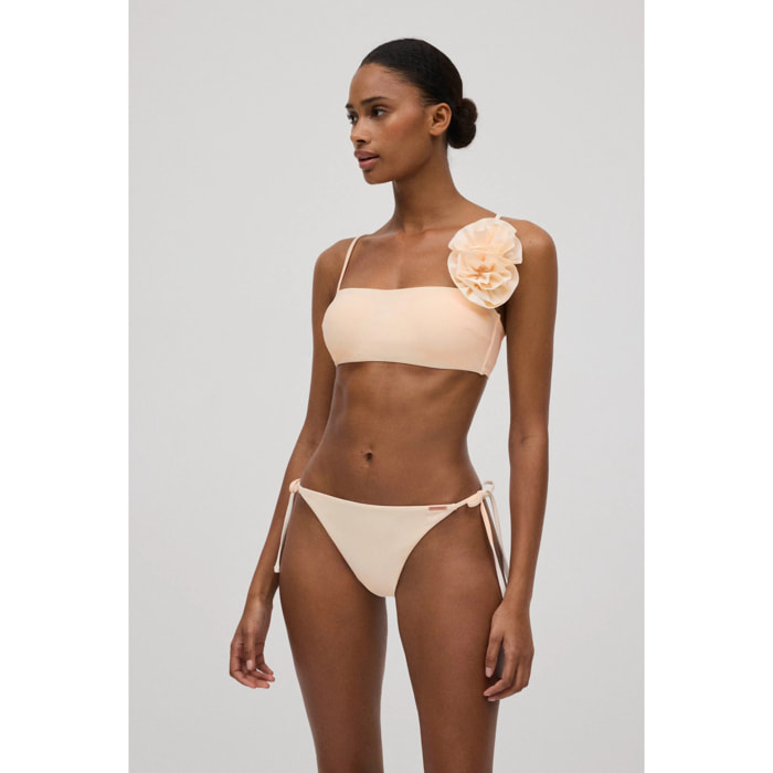 Set bikini a fascia con dettagli floreali e volume avorio