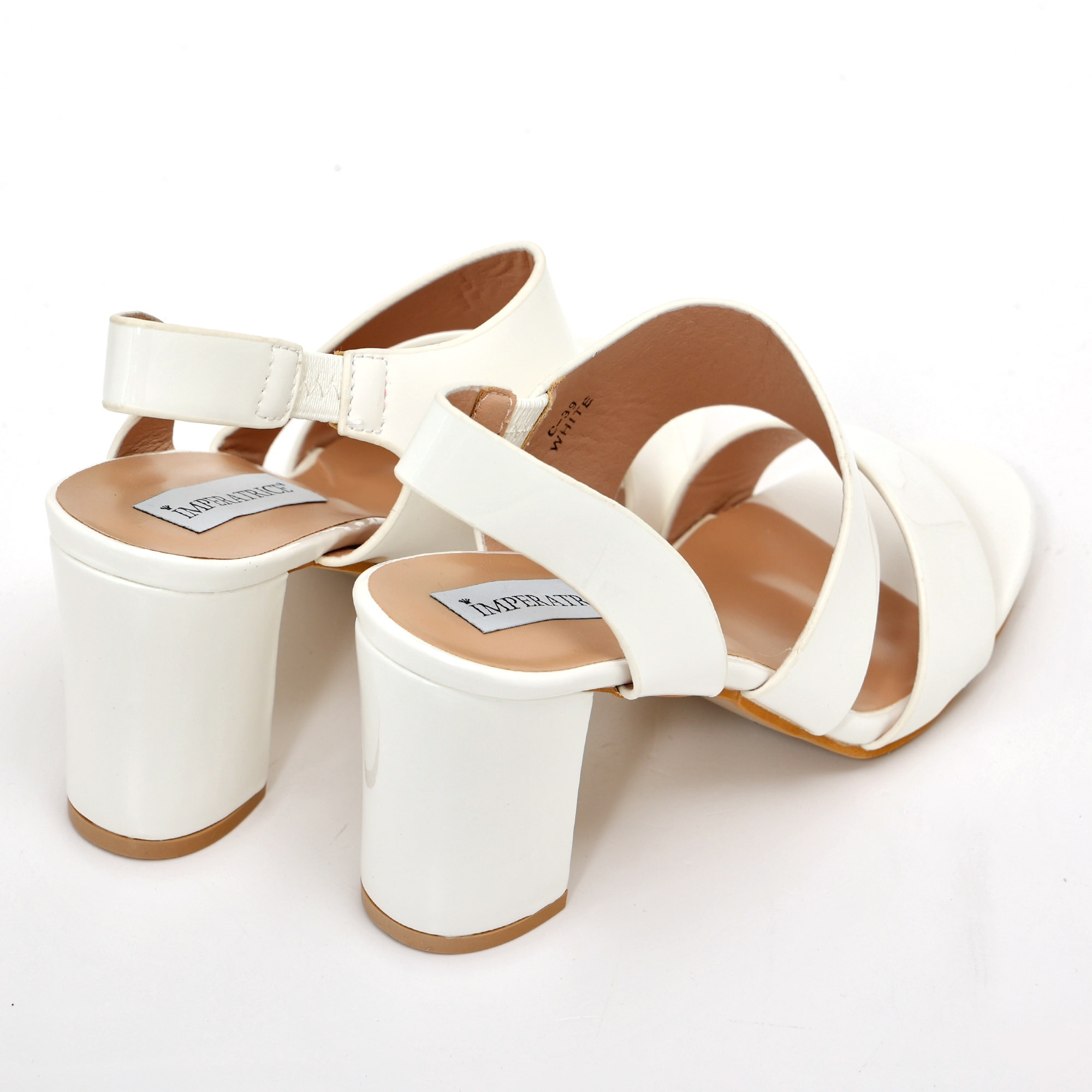 Sandali in simil pelle verniciata con tacco