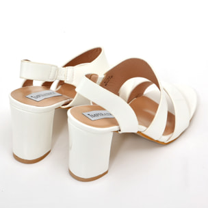 Sandali in simil pelle verniciata con tacco