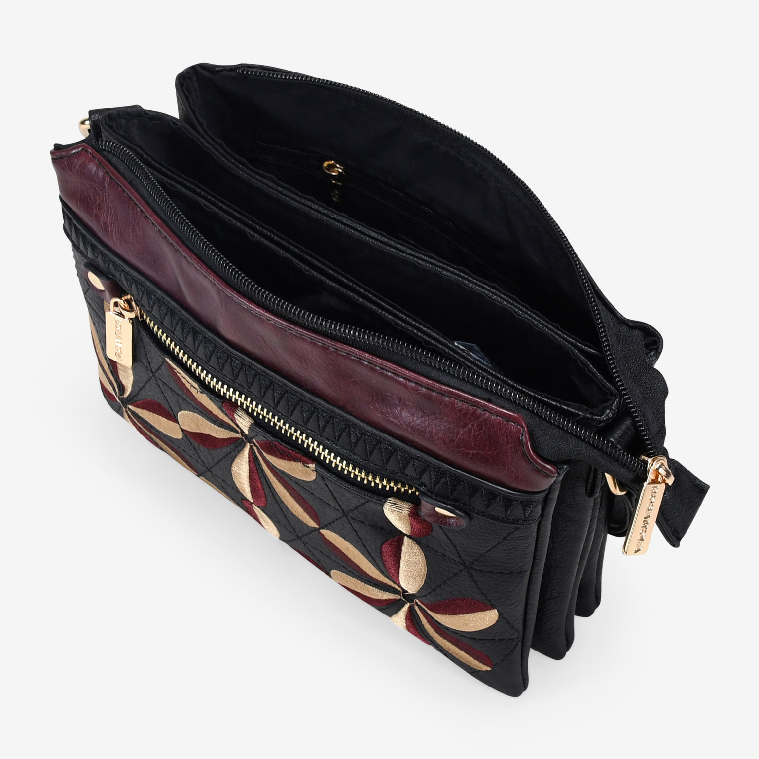 Bolso bandolera negro con bordado