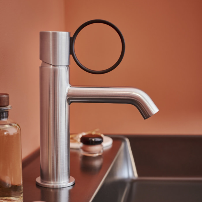 Mitigeur lavabo bas Vivienne chromé brossé avec bague noire mate