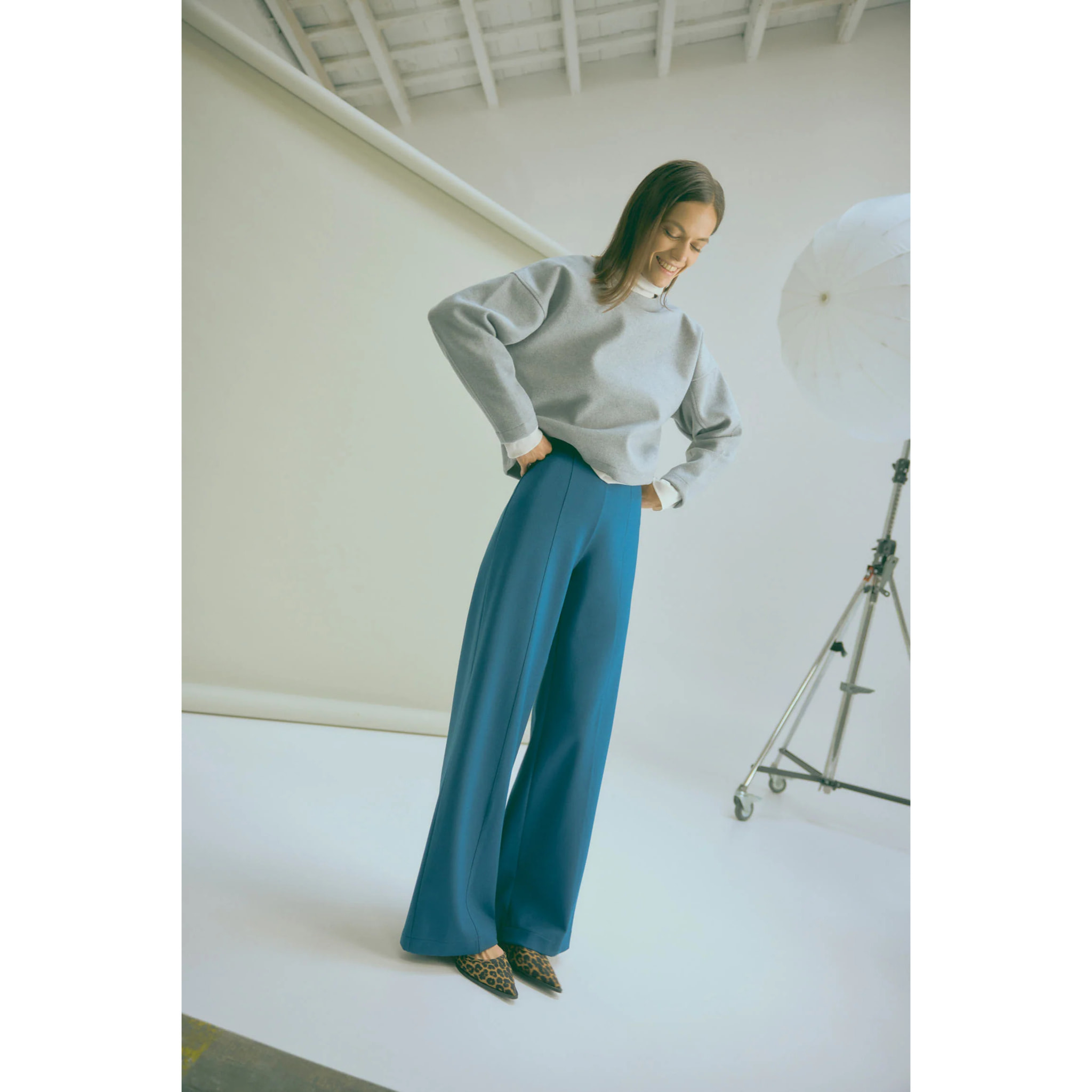 Pantaloni blu a gamba larga