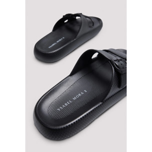 Infradito con fibbia nera