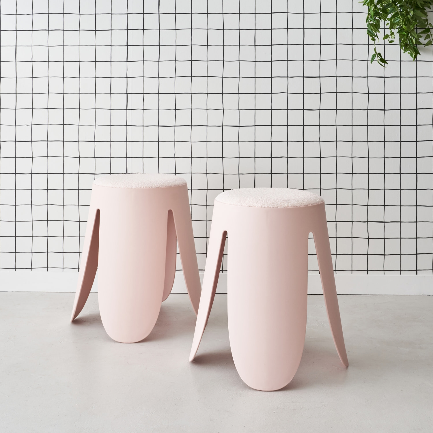 Set de 2 tabourets empilables roses. bouclette texturée. NIKI. Ø30 / 44 x H46cm