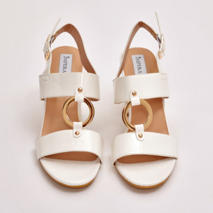 Sandali in simil pelle verniciata con tacco e applicazione color oro