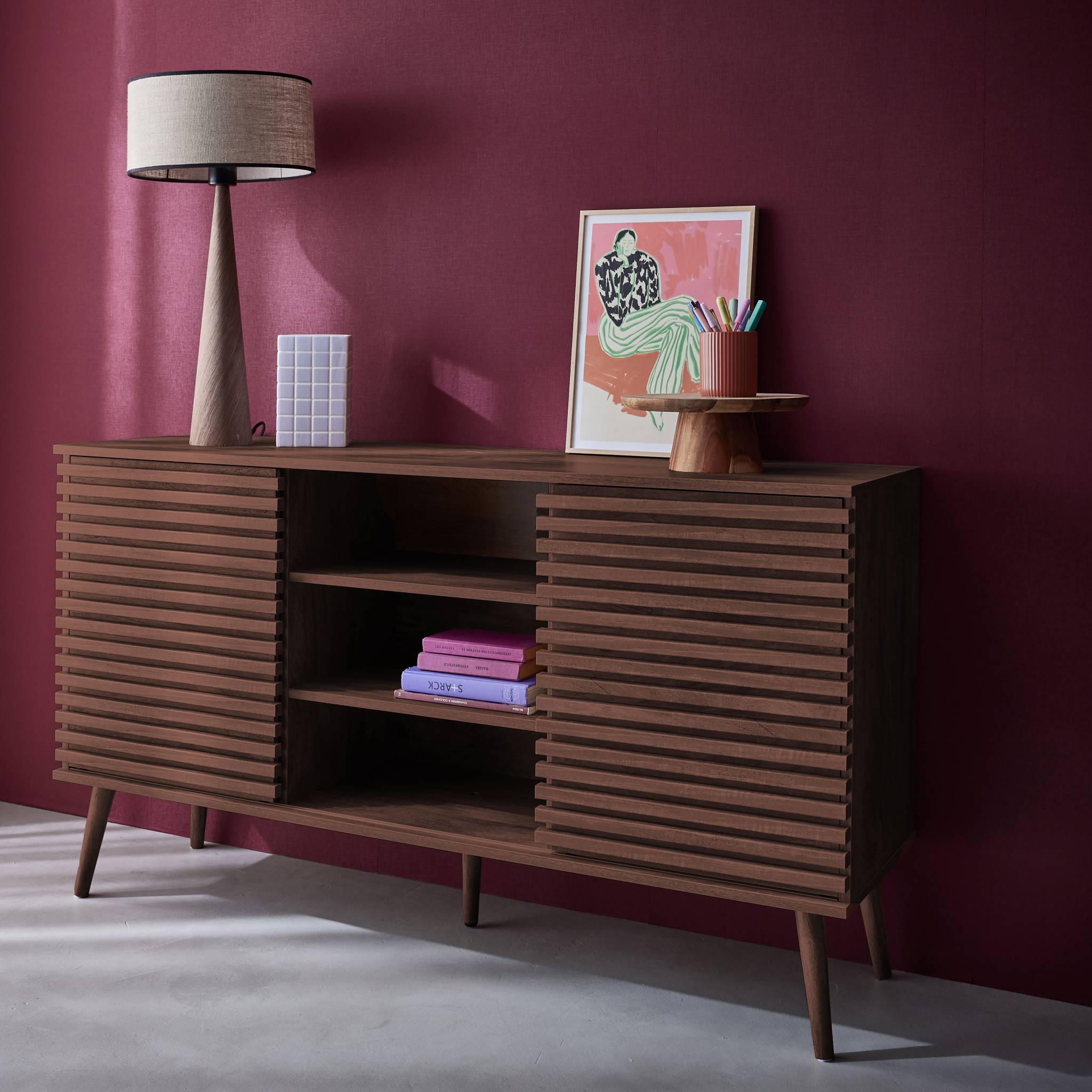 Buffet scandinave décor bois noyer avec 2 portes coulissantes rainurées et 4 étagères. buffet bas. L 140cm