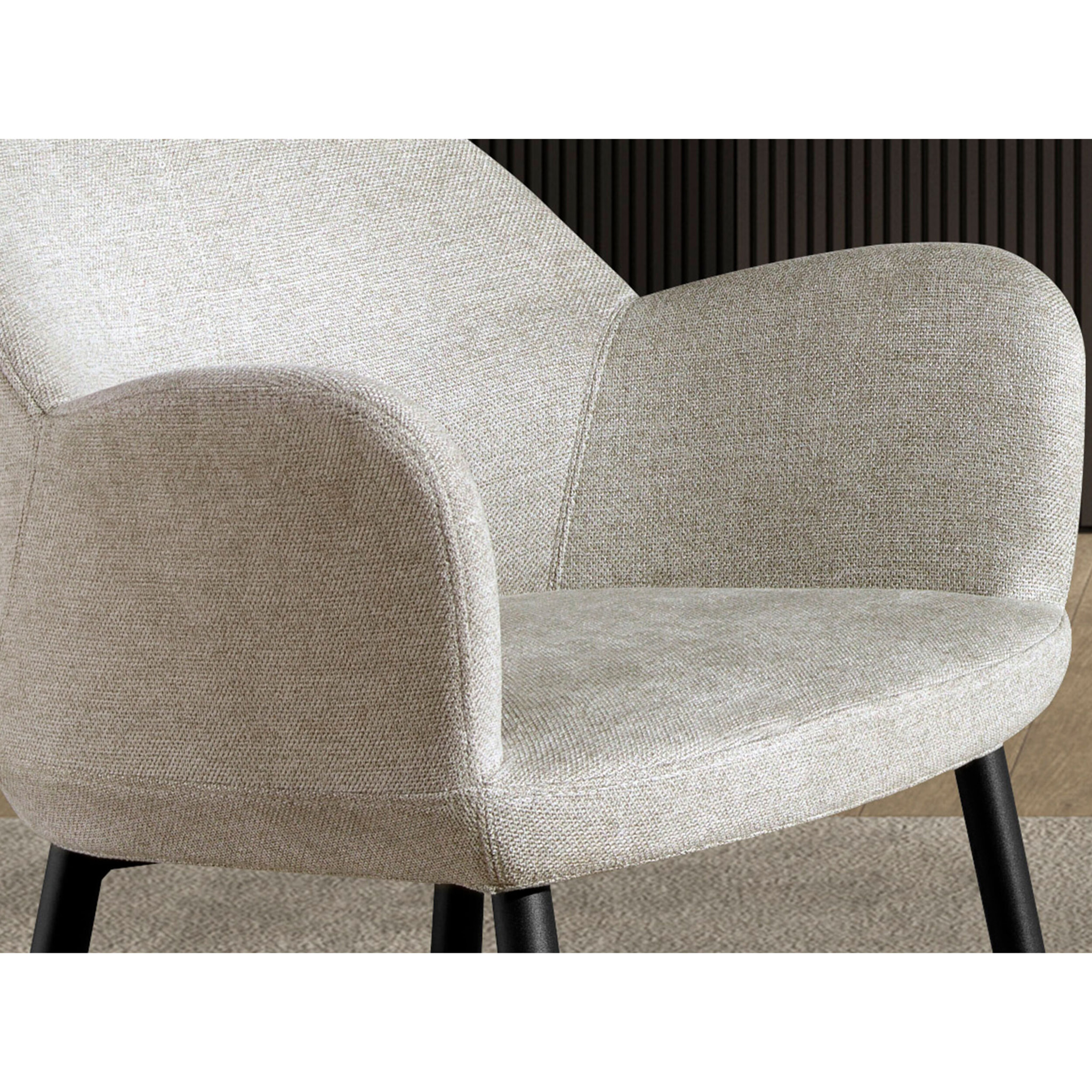 Taburete Angel Cerdá con reposabrazos con asiento y respaldo tapizados en tel gris claro patas de acero inoxidable en epoxi negro 56x55x96cm