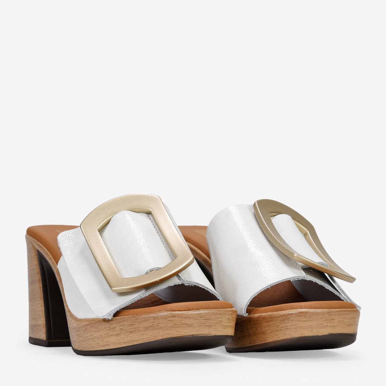 Sandalias de piel blancas con tacón efecto madera