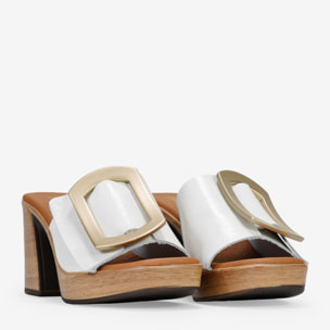 Sandalias de piel blancas con tacón efecto madera
