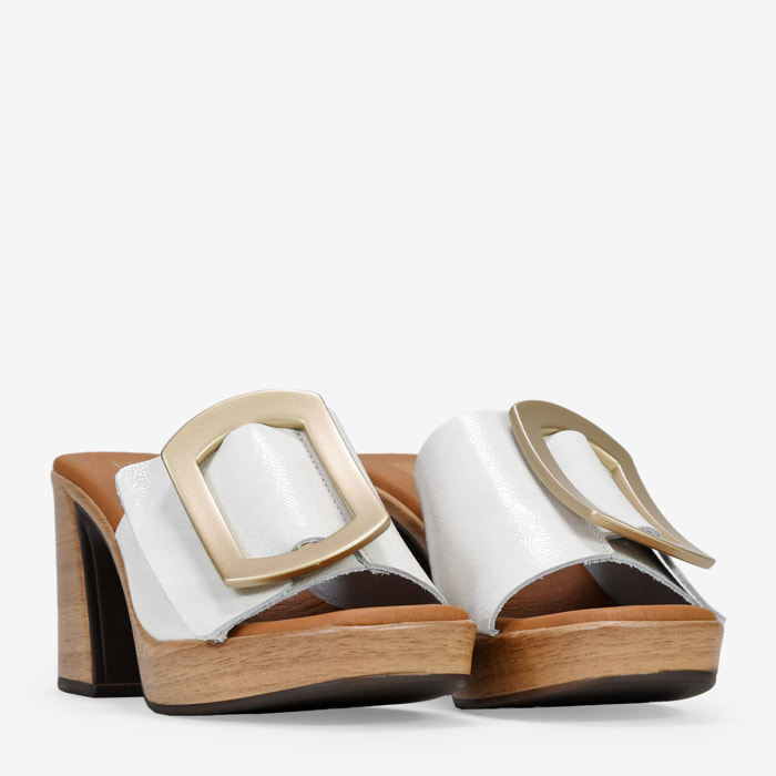 Sandalias de piel blancas con tacón efecto madera