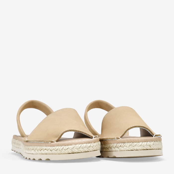 Abarcas planas beige en piel con esparto