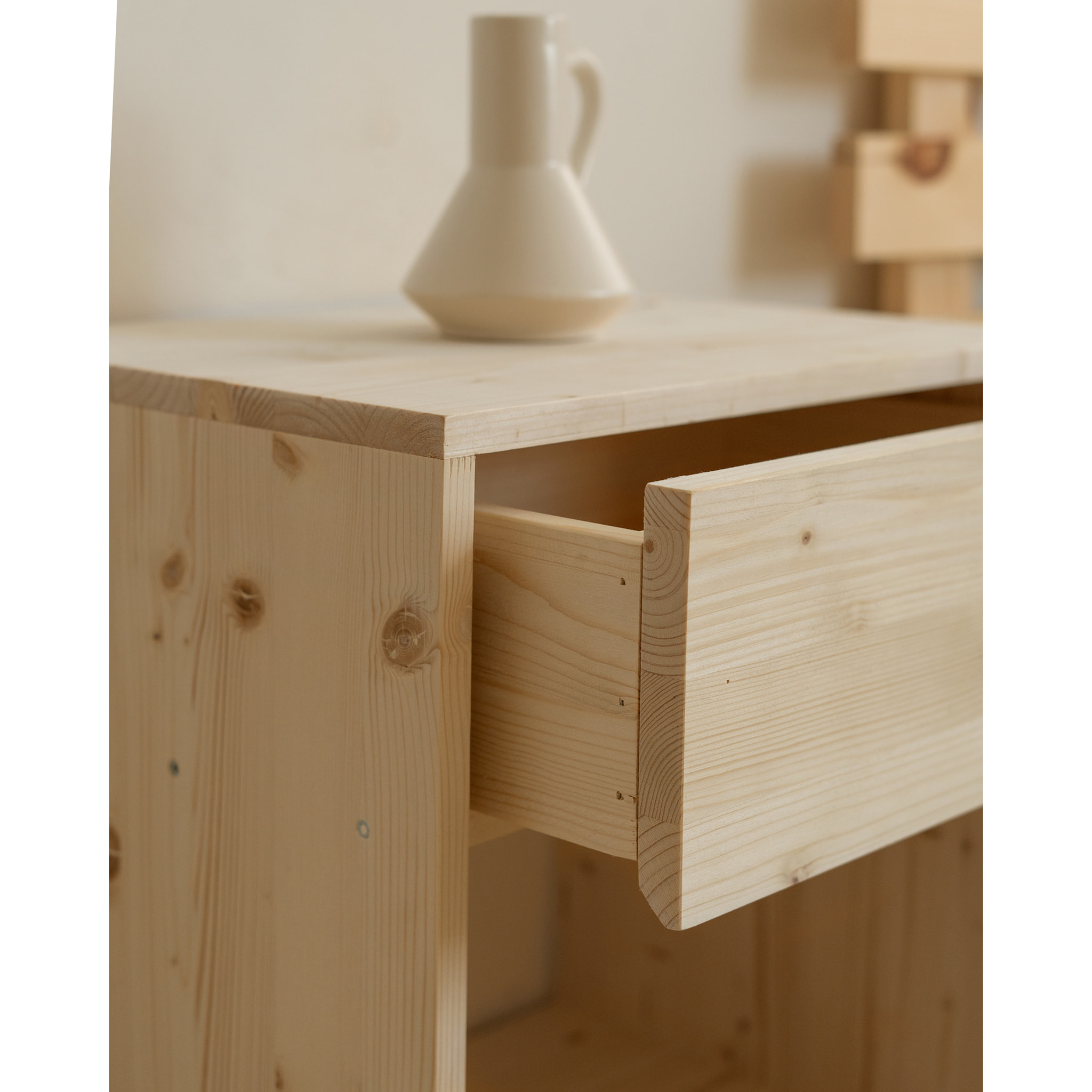 Pack de 2 mesitas de noche de madera maciza con un cajón en tono natural de varias medidas