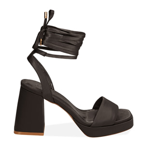 Sandalias negras lace-up de raso, tacón de 9 cm