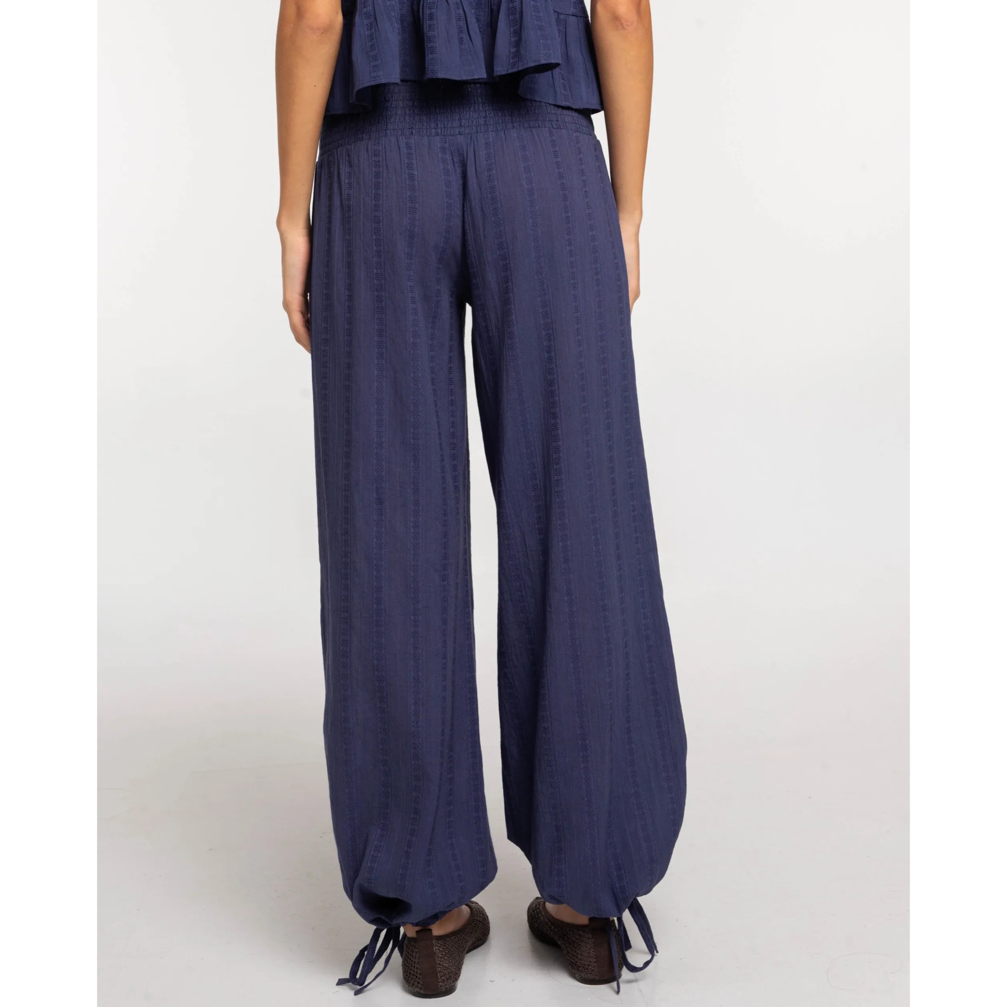 Pantalón recto con bajo ajustable de mujer