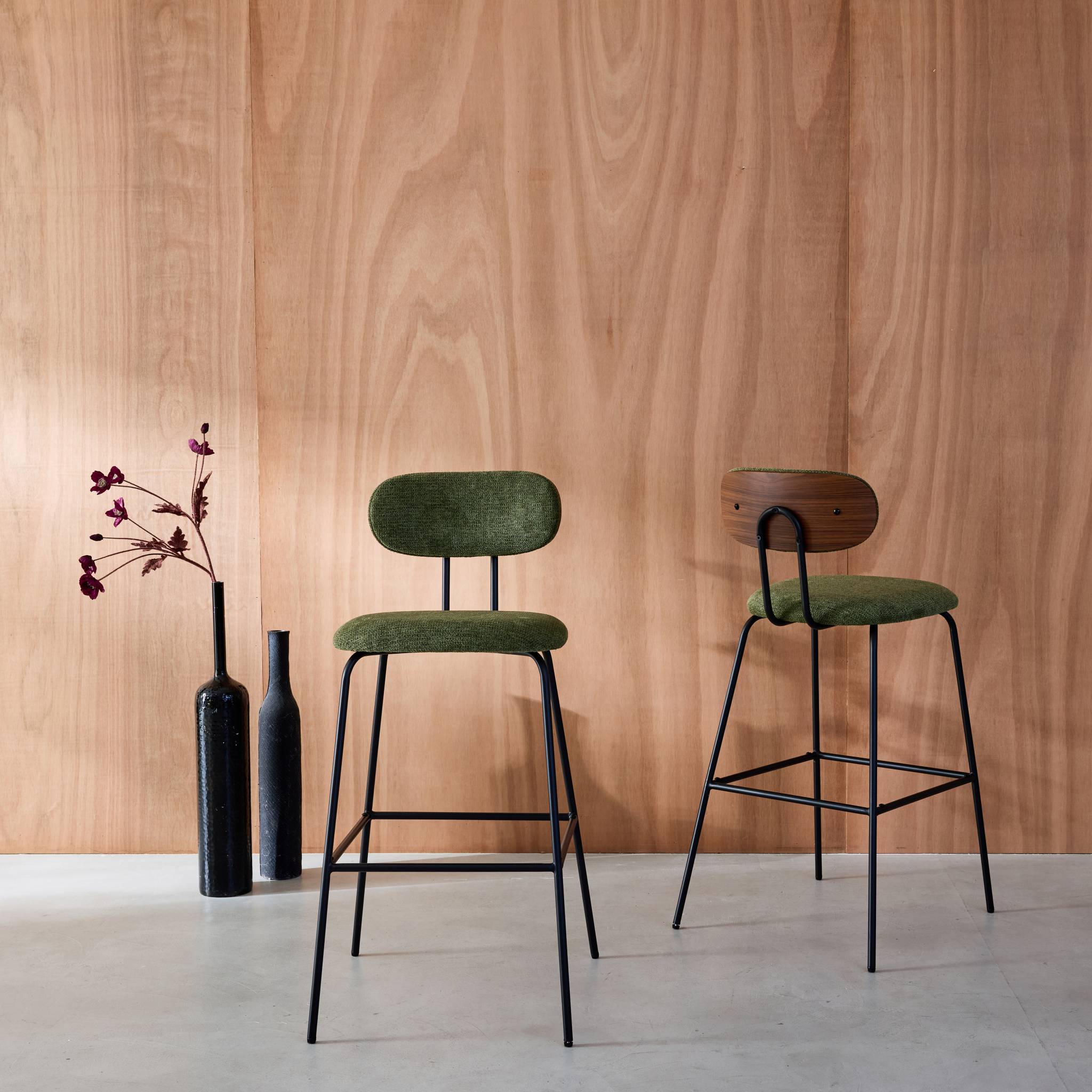 2 tabourets de bar décor bois courbé teinté noyer et tissu déperlant kaki. pieds métal noir mat (lot de 2) - L 44 x P 51 x H 103cm - Erin