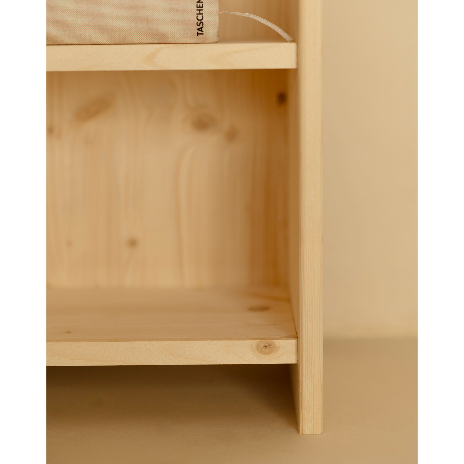 Mesita de noche de madera maciza en tono natural de 50x42cm Alto: 50 Largo: 42 Ancho: 27