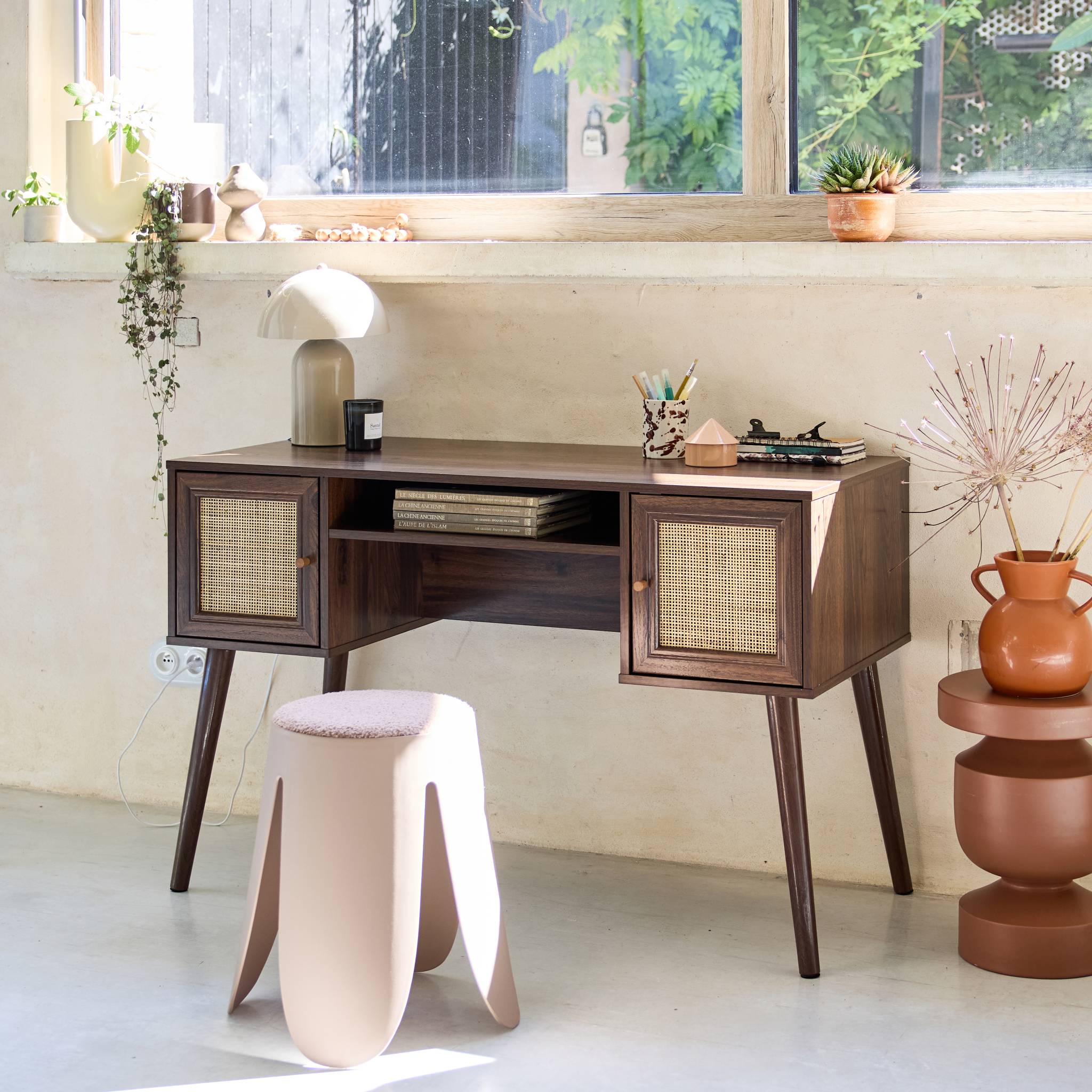 Bureau cannage et décor bois foncé avec 2 portes. 1 casier ouvert. pieds compas