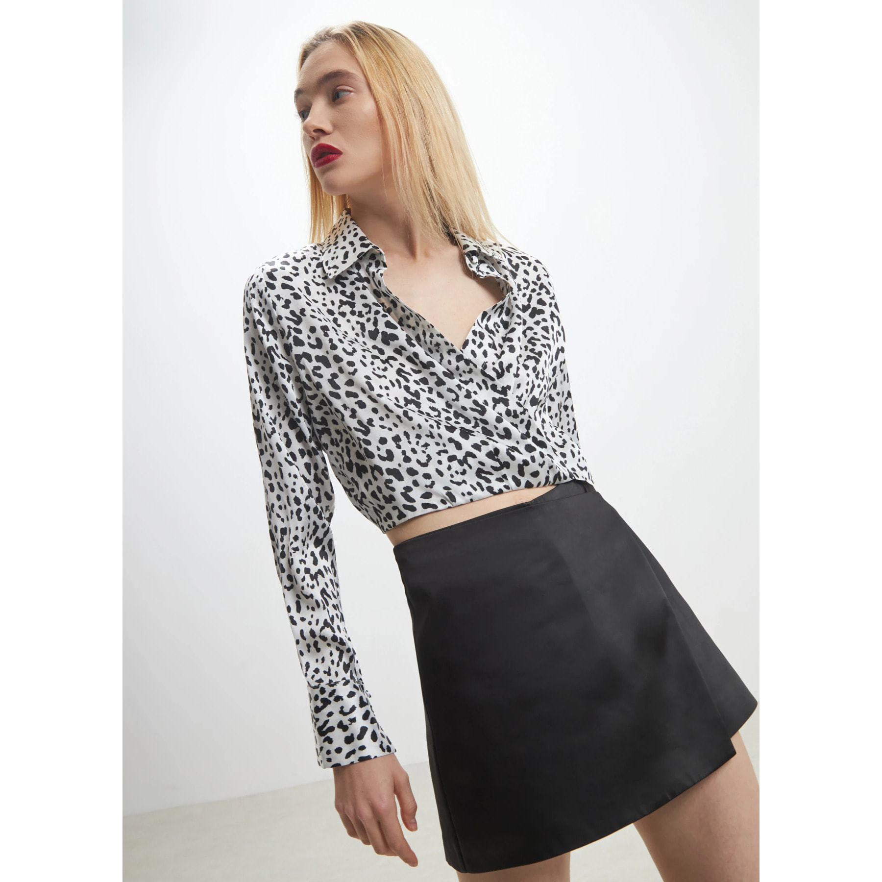 Camicia crop in raso fantasia animalier